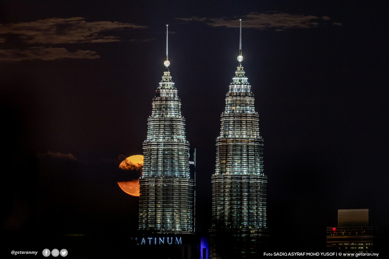Bulan, adalah simbol kepada Perayaan Kuih Bulan yang disambut masyarakat Cina setiap September.
