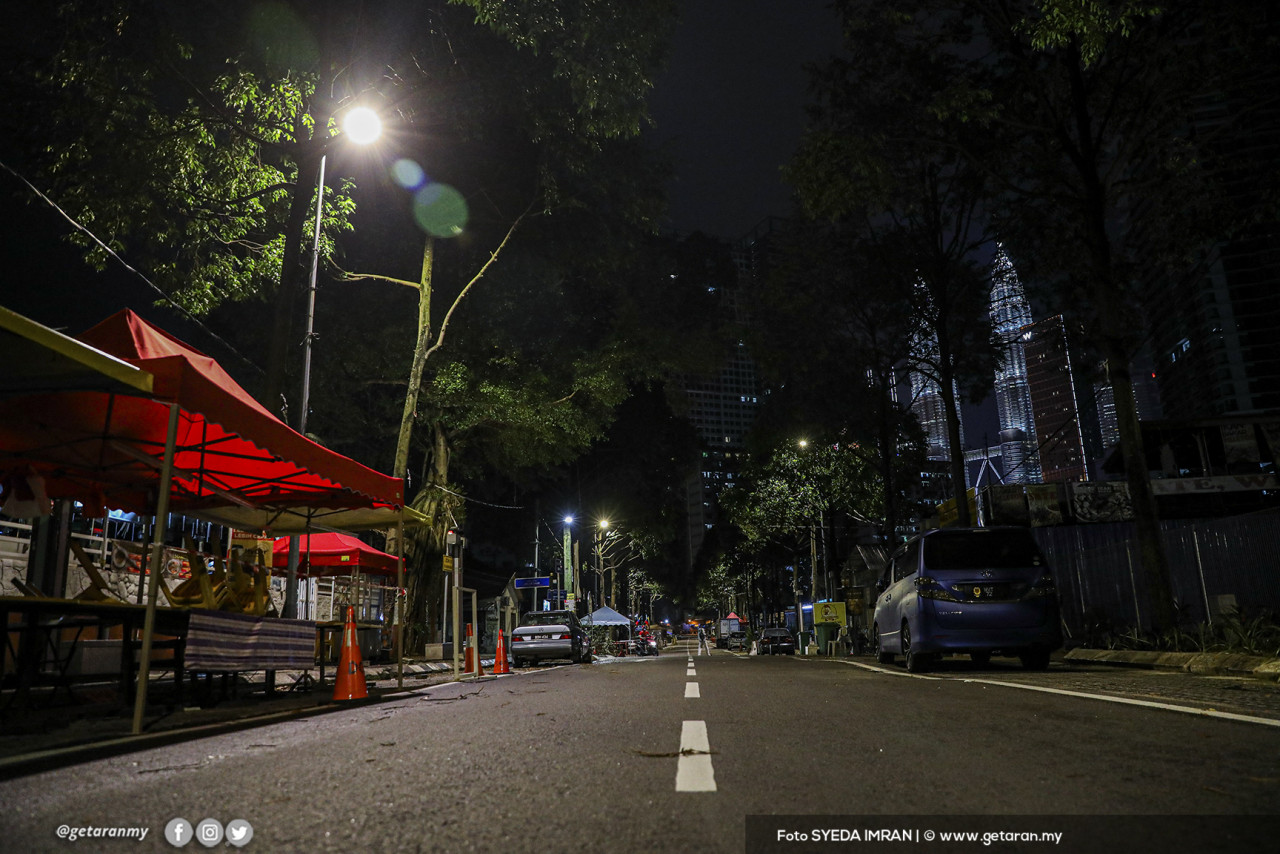 Keadaan sekitar Kampung Baru, semua perniagaan ditutup pada pukul 8 malam.