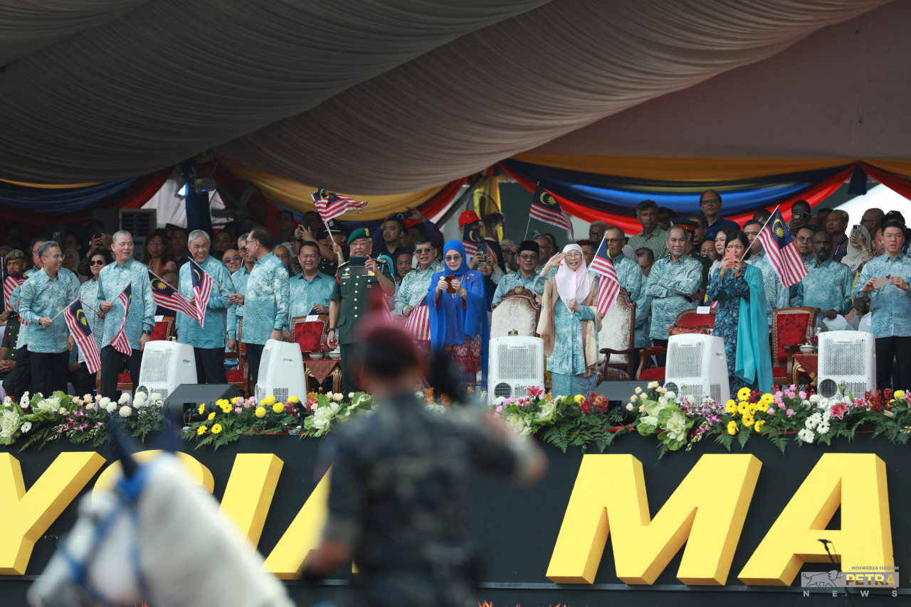 Kuda yang ditunggangi Ketua Polis Negara, Tan Sri Razarudin Husain membuat lintas hormat di hadapan pentas diraja di Dataran Putrajaya.
