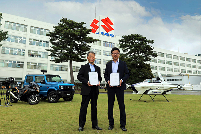 Pengurus Besar Eksekutif Suzuki, Hidetoshi Kumashiro (kanan) dan Ketua Pegawai Eksekutif SkyDrive, Tomohiro Fukuzawa  telah menandatangani perjanjian untuk membina model electric vertical take-off and landing (eVTOL) SkyDrive iaitu sebuah pesawat kereta terbang di kilang Suzuki yang terletak di Wilayah Shizuoka, Jepun. 