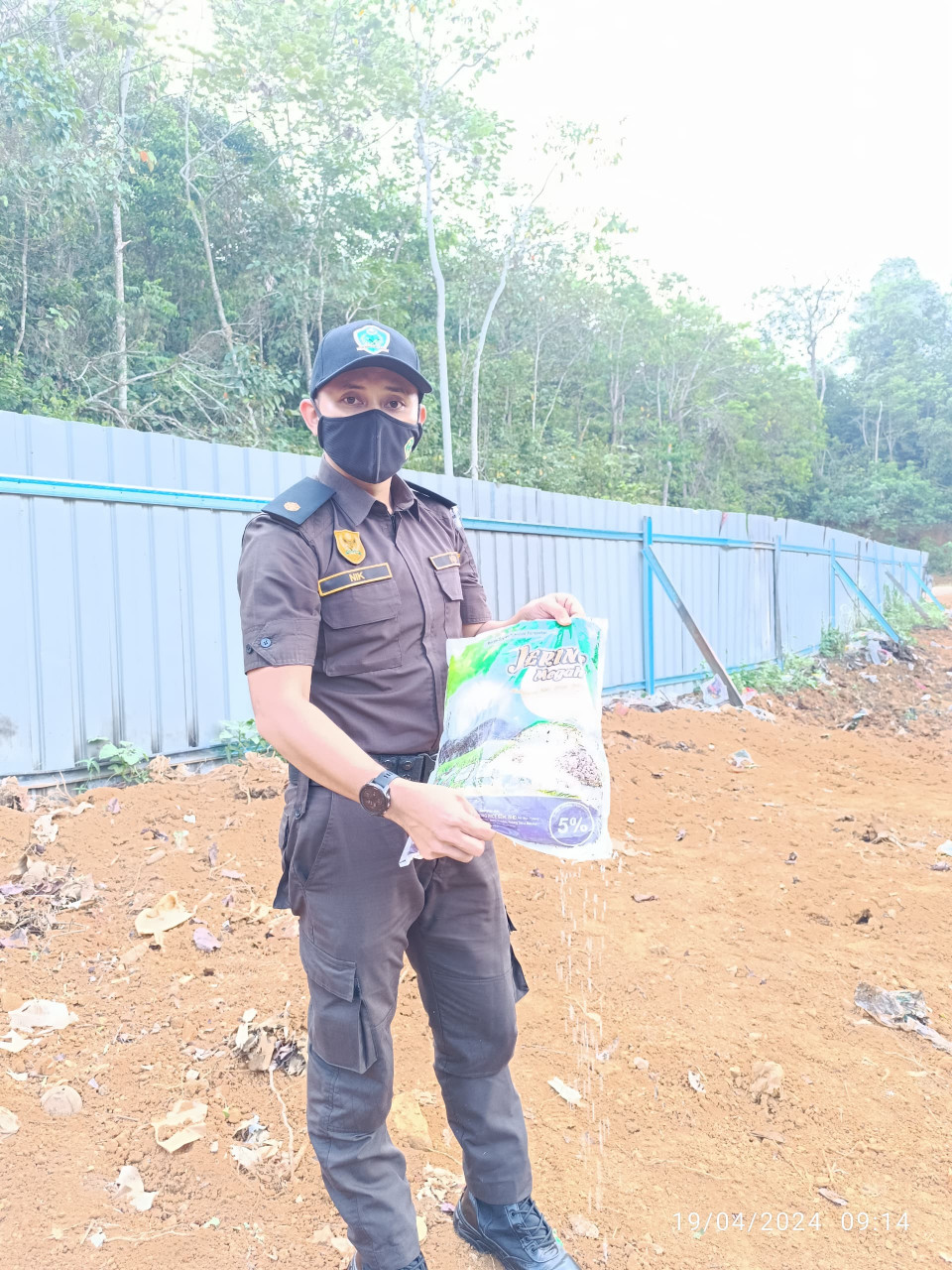 Anggota KPB bersama sekampit beras yang diambil dari lokasi pelupusan di Temerloh. - gambar KPKM