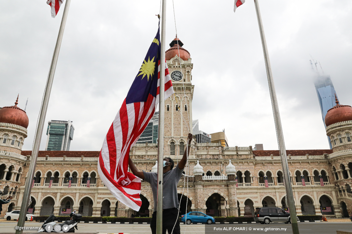 Seorang pekerja DBKL memasang Jalur Gemilang di Pekarangan Dataran Merdeka, baru-baru ini - Gambar Alif Omar