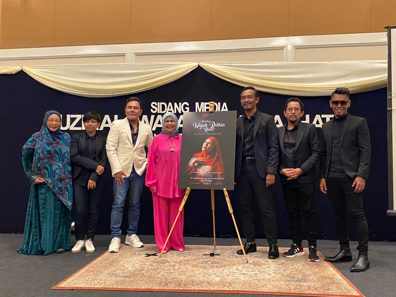 Fauziah bersama tenaga kerja teater Muzikal Wajah Rahsia Hati.