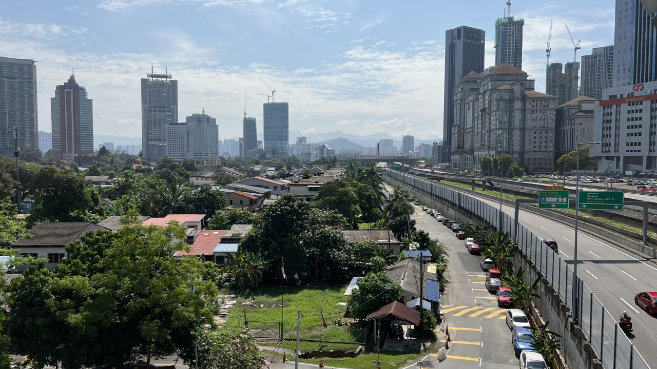Kampung Sungai Baru dilihat dari Saloma Link. Sebelah kanannya adalah Menara Berkembar Petronas. - Gambar oleh Lancelot Theseira