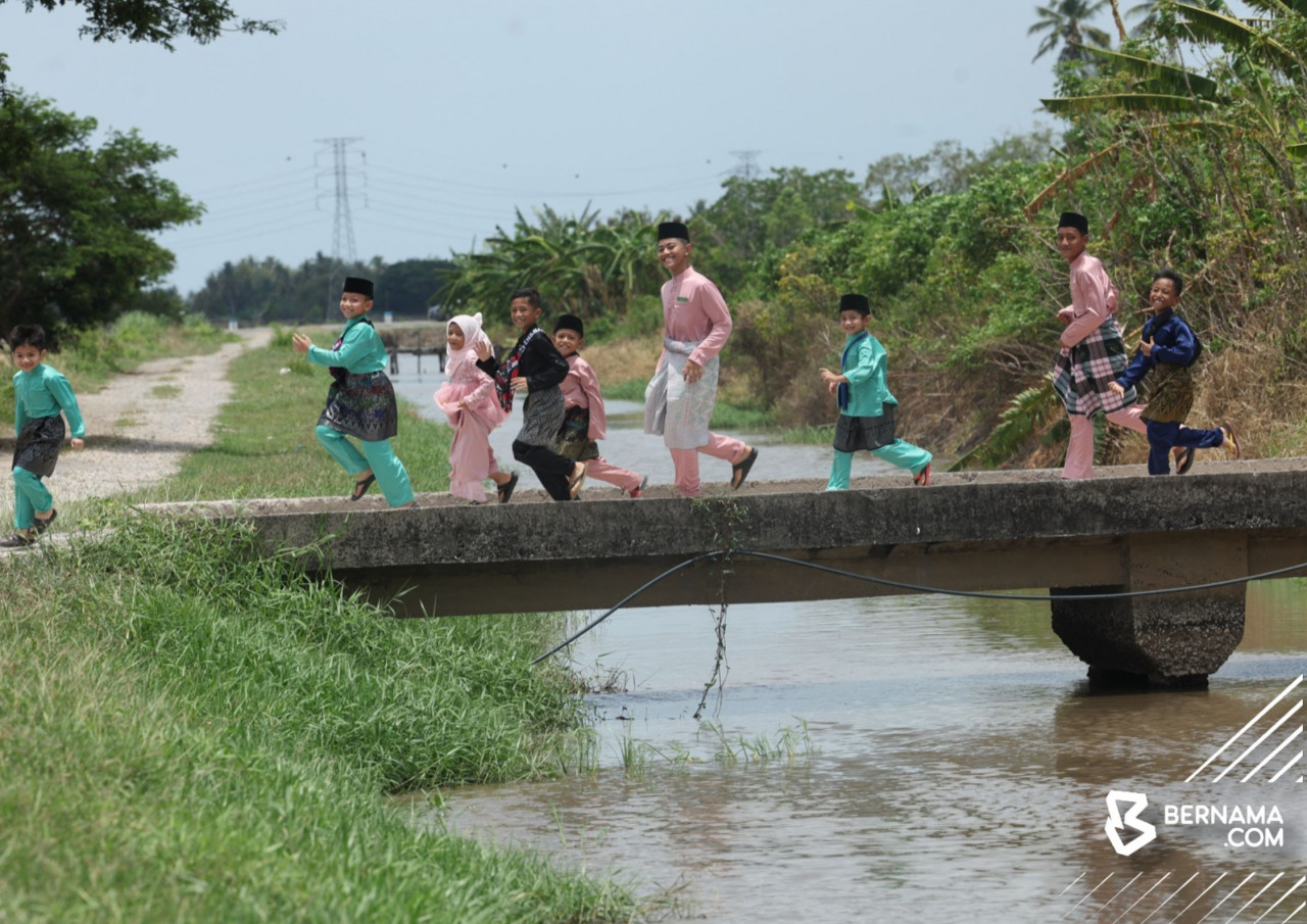 Kanak-kanak Kampung Gunung Hilir ceria berjalan sekitar kampung pada hari raya Aidilfitri hari ini. - gambar BERNAMA