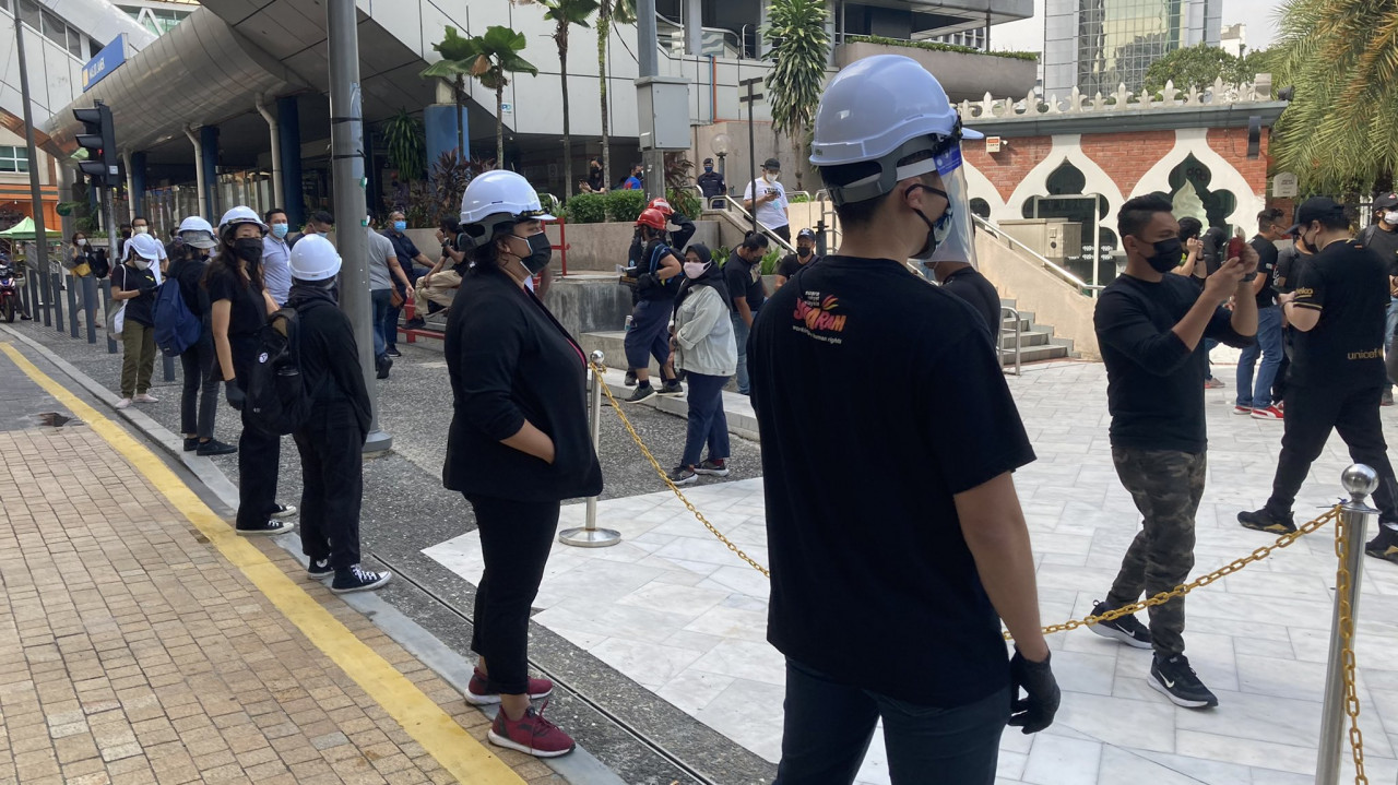 Peserta berkumpul untuk berarak ke Dataran Merdeka.