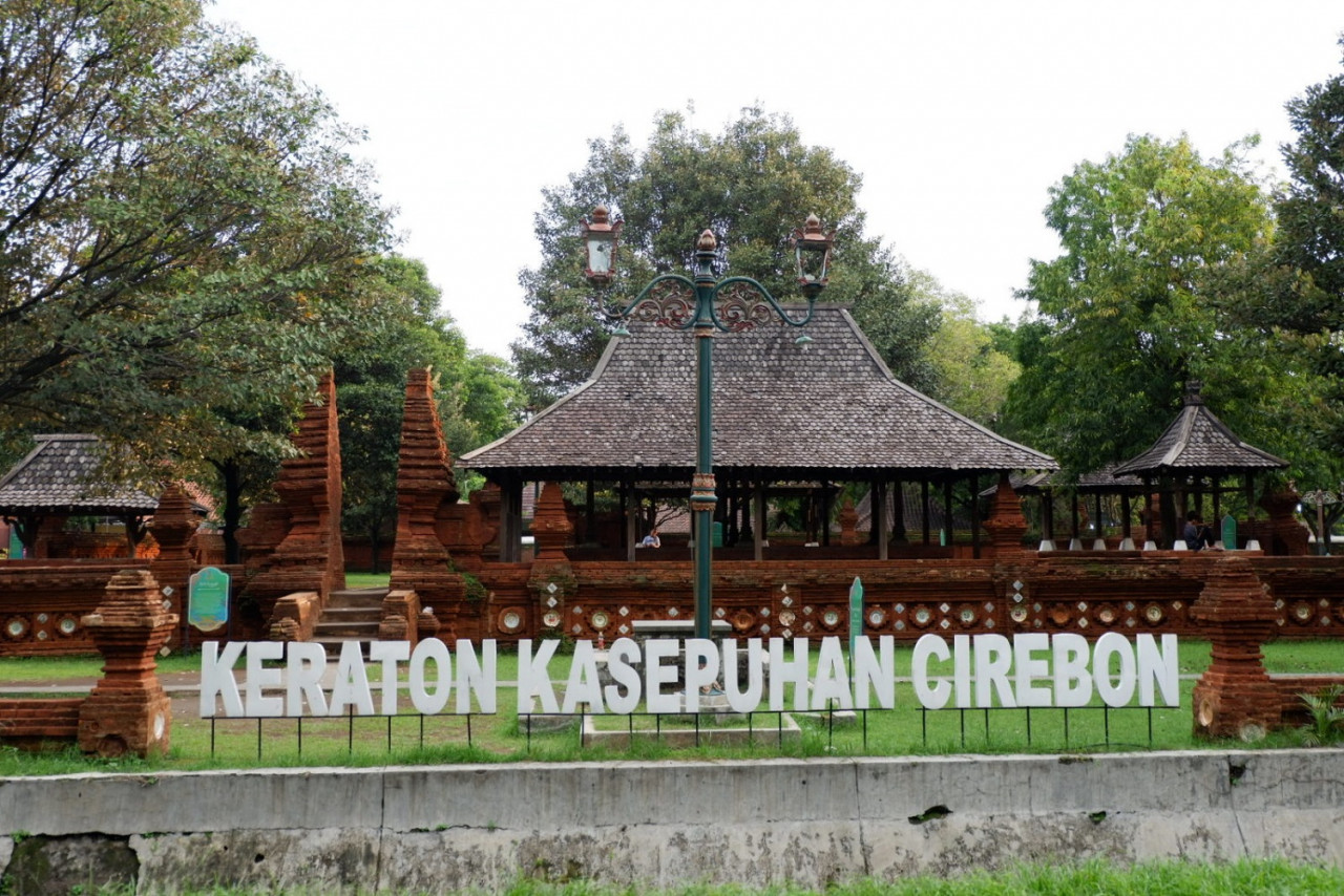 Keraton Kasepuhan ialah keraton (istana sultan) tertua di bandar Cirebon di Indonesia serta menjadi kediaman Sultan Kasepuhan dan Istana Diraja Kesultanan Cirebon. - Gambar dari  https://disbudpar.cirebonkota.go.id/