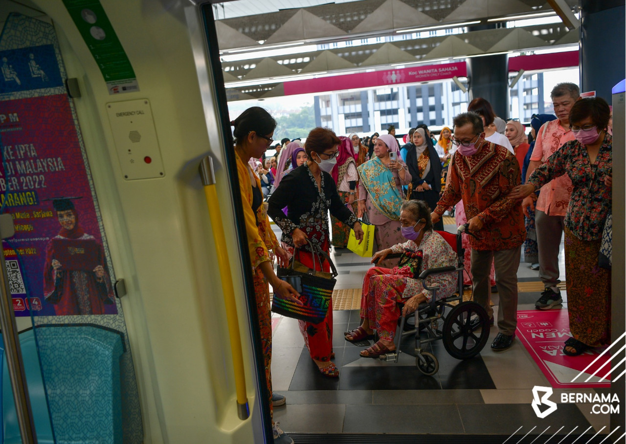 Pasangan suami isteri Lai Joo Lian, 70, dan John Roland Goh, 71, yang turut menyertai program Keretapi Sarong 2023 semalam. - gambar BERNAMA 