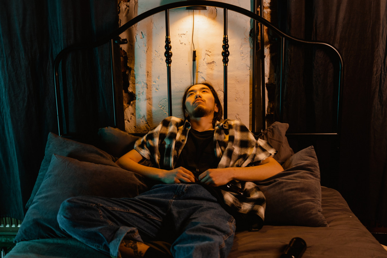 Setiap orang memerlukan tidur yang mencukupi dan berkualiti justeru adalah perlu bagi anda mengawal penggunaan telefon pintar. - Gambar hiasan dari pexel