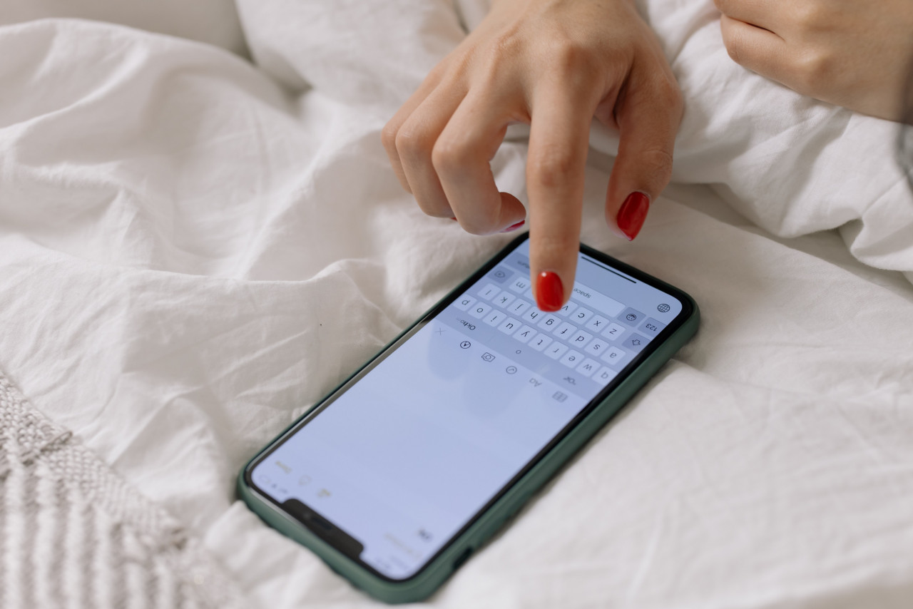 Ada kalanya mesej yang ingin disampaikan lebih mudah dilakukan secara berdepan berbanding menggunakan telefon pintar. - Gambar hiasan dari pexel