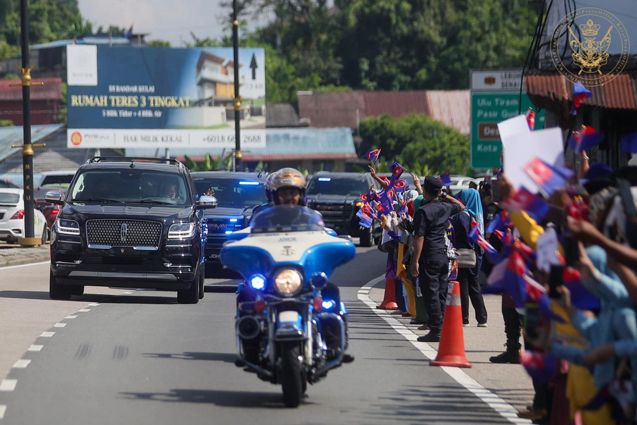 Ketibaan Sultan Ibrahim Almarhum Sultan Iskandar disambut rakyat Johor yang menunggu sejak pagi. - gambar Royal Press Office