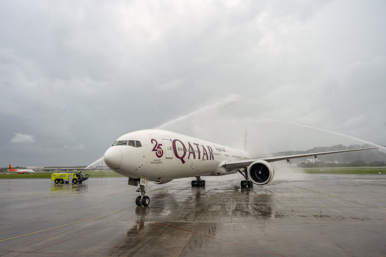 Ketibaan penerbangan sulung Qatar Airways ke Lapangan Terbang Antarabangsa Pulau Pinang pada 30 Oktober lalu. - gambar Malaysia Airports