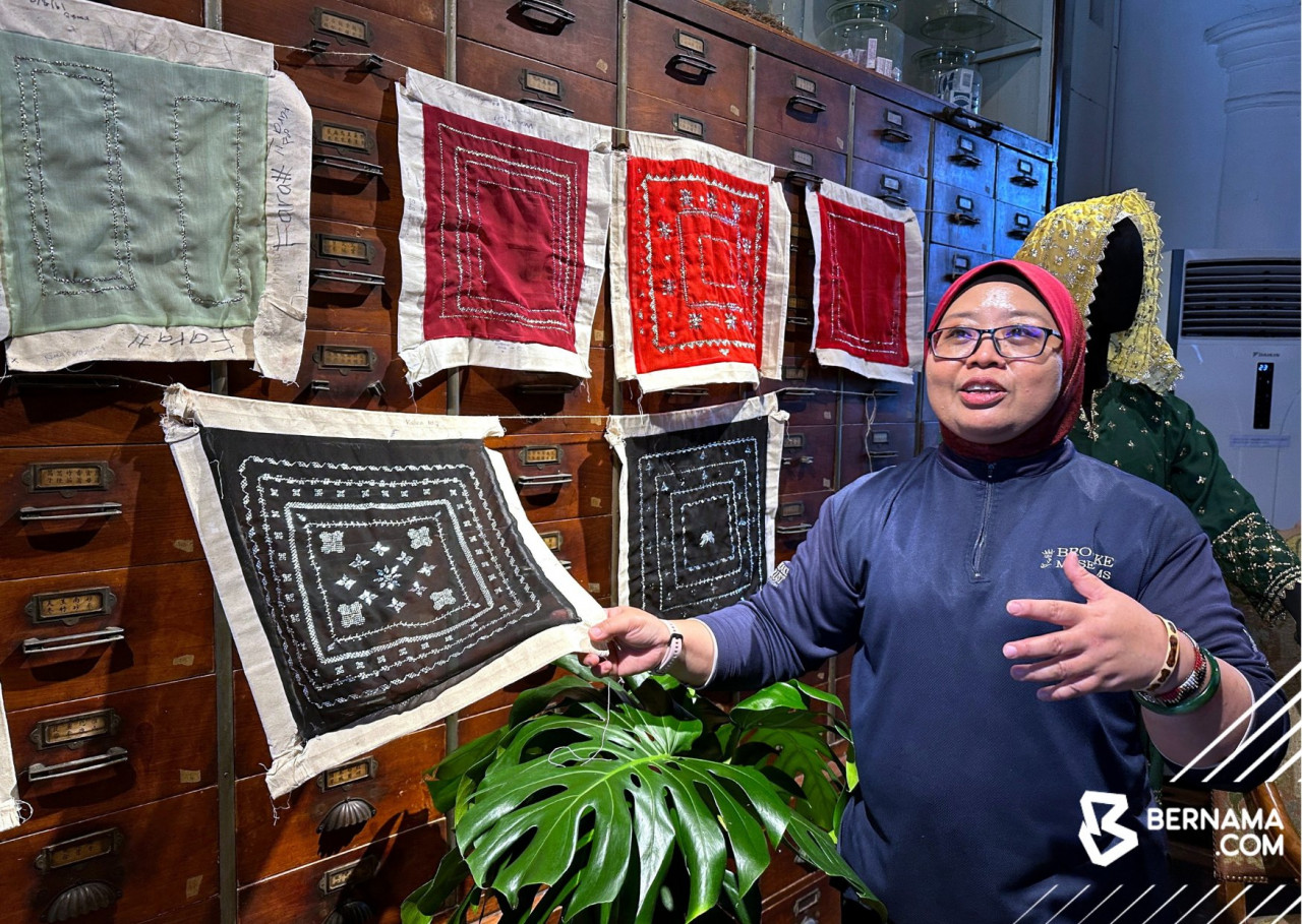 Ketua Muzium dan Pendidikan Muzium Brooke Salliza Sideni menunjukkan kerinkam yang dipamerkan di Muzium Brooke. - gambar BERNAMA