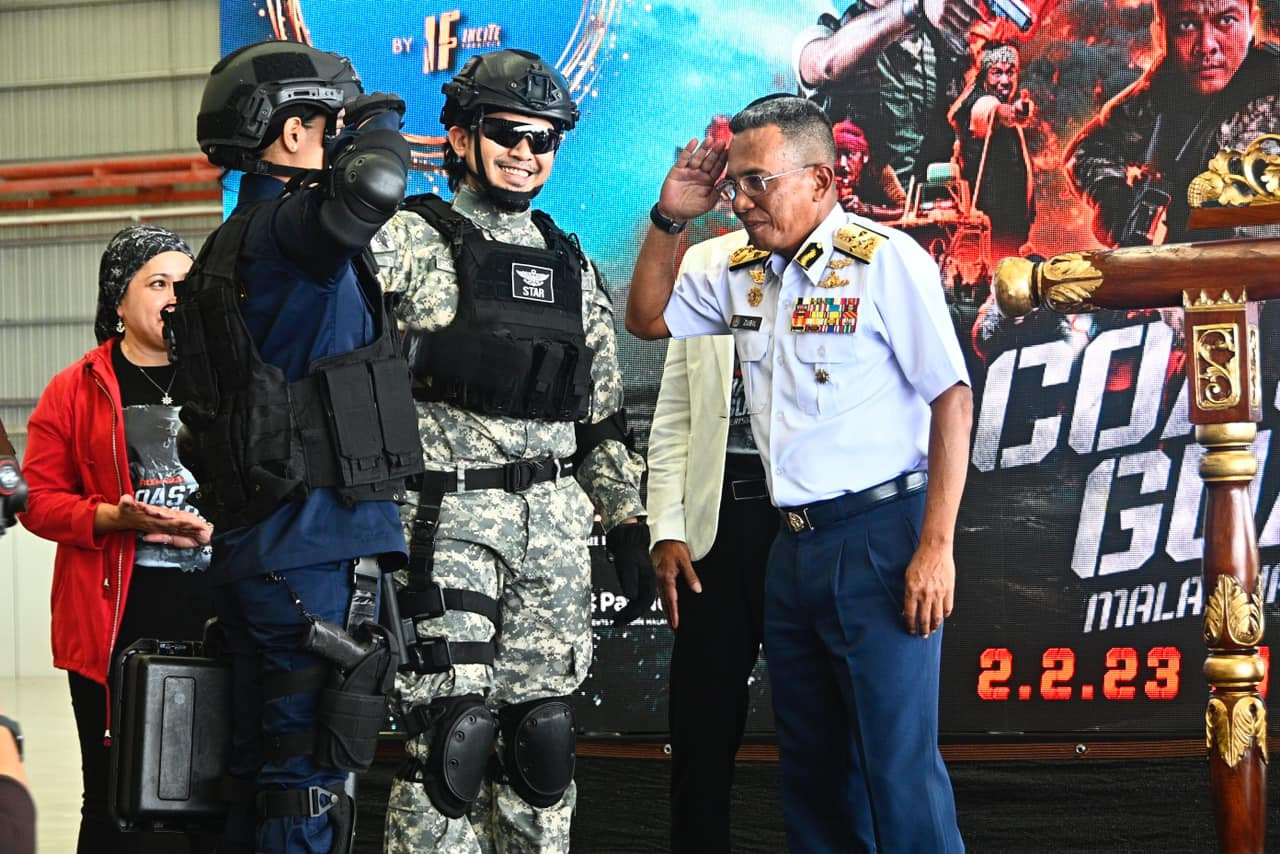 Ketua Pengarah Agensi Penguatkuasaan Maritim Malaysia Laksamana (M) Datuk Mohd Zubil Mat Som menerima cenderahati daripada penerbit Arie Zaharie Production, Zahari Shaari. - Gambar PR