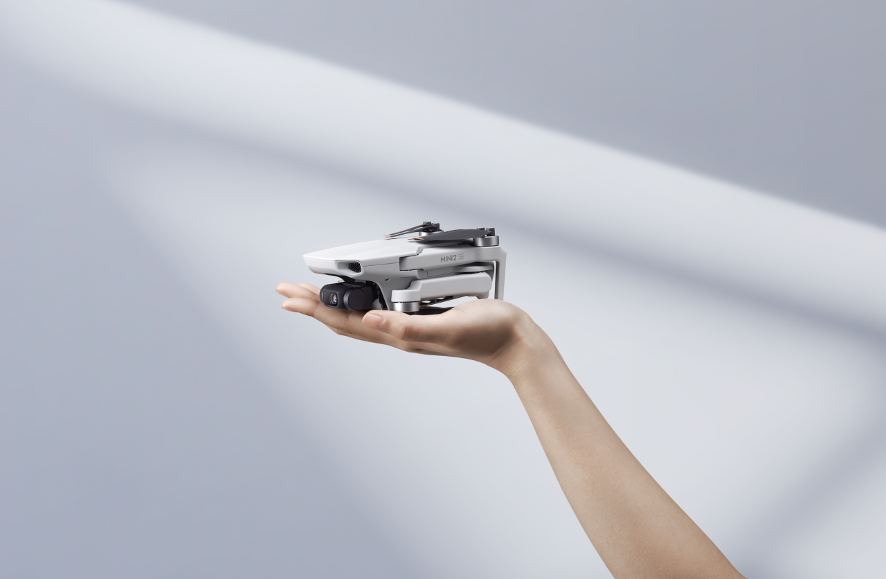 DJI Mini 2 SE dicipta dengan saiz sebesar tapak tangan yang ringan sesuai untuk merakam detik-detik harian - Gambar DJI Malaysia