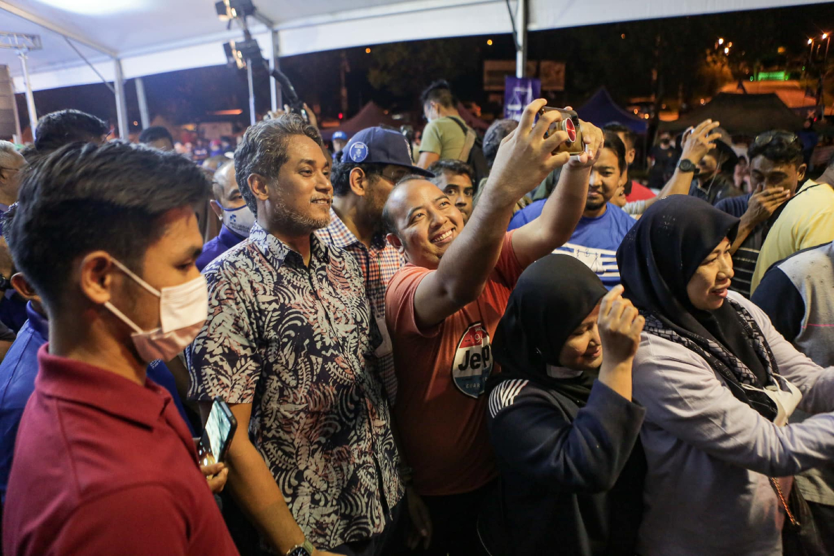 Khairy berswafoto bersama penyokongnya dalam satu ceramah sempena kempen PRU-15. - Gambar dari Facebook