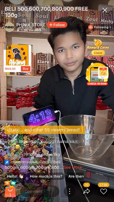 Khaled juga dikenali sebagai Abang Ah Ah melalui platform Shopee Live. - gambar Shopee