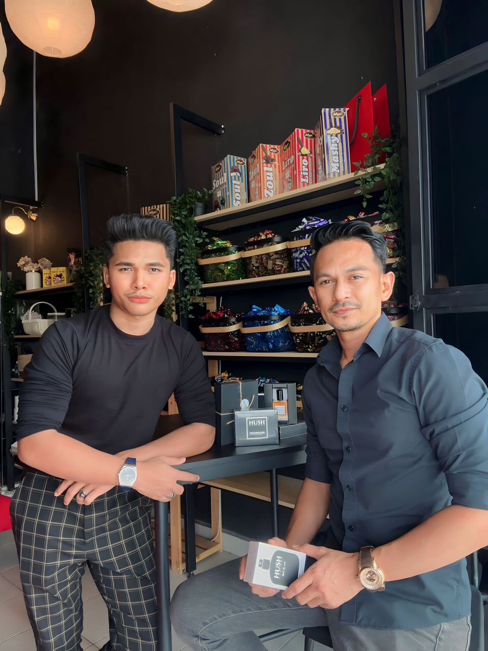 Pengasas PHINIX STORE Khaled Hassan (kiri) dan Husman Setta. - gambar Shopee