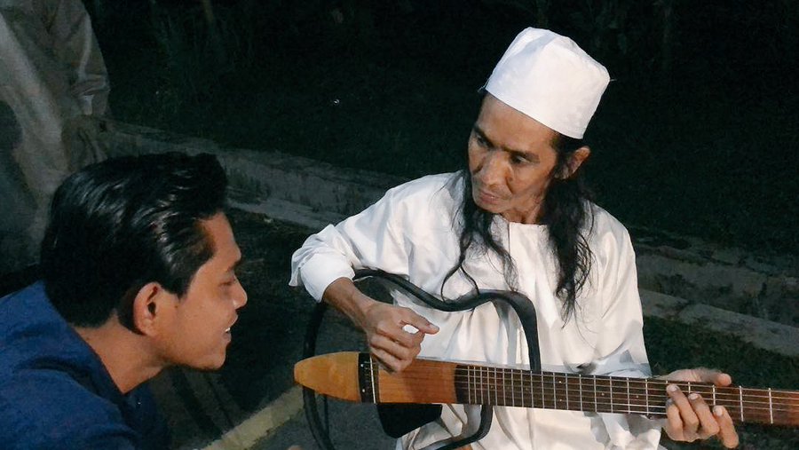 Kid Search (digambarkan di sini bersama penyanyi Khai Bahar) adalah antara penerima bantuan Dana Tabung Kecemasan RIM. Gambar: Twitter @khaibahar94_