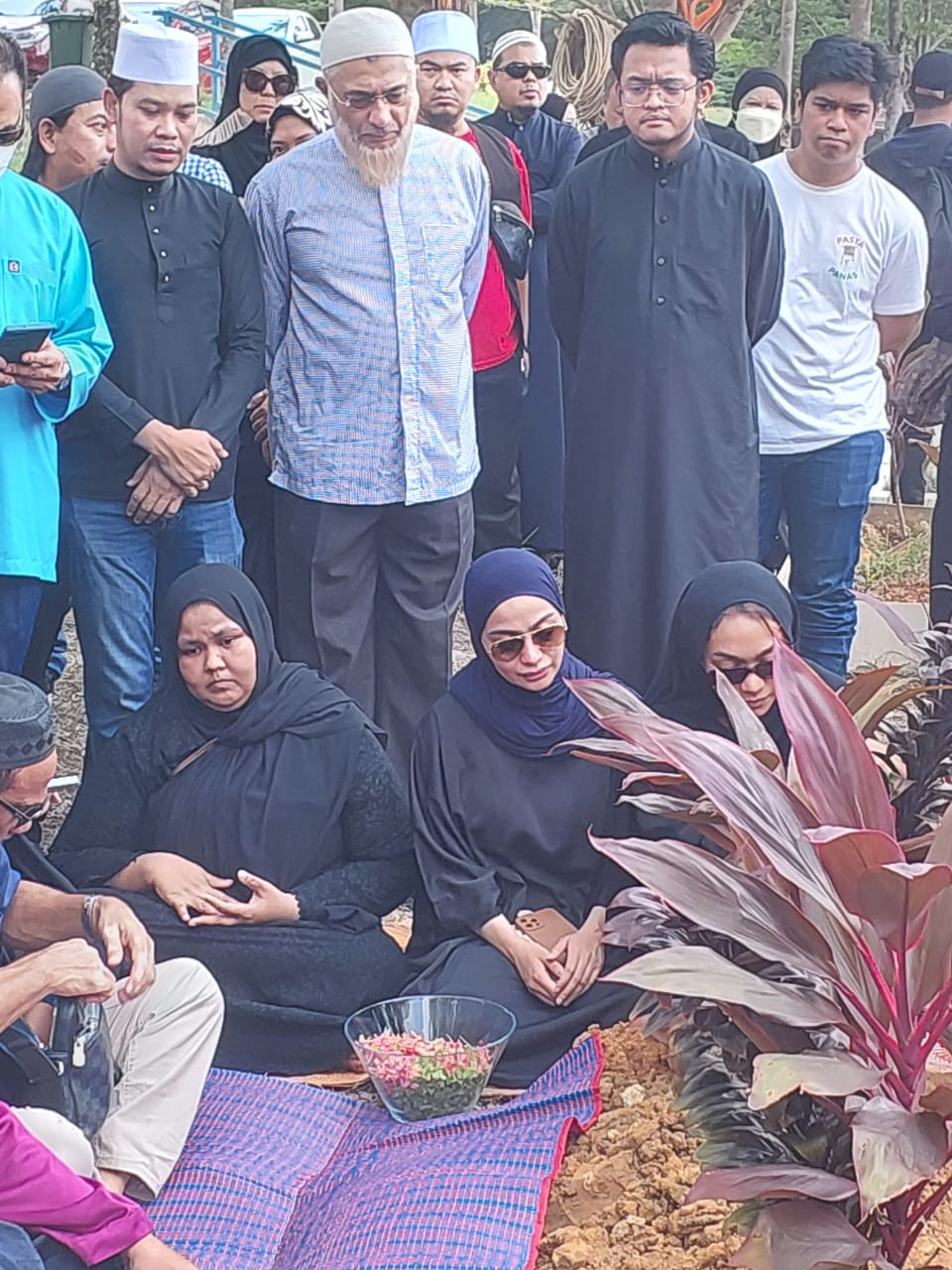 Kilafairy (tengah) reda dengan pemergian ibunya. - Gambar Helmi Anuar