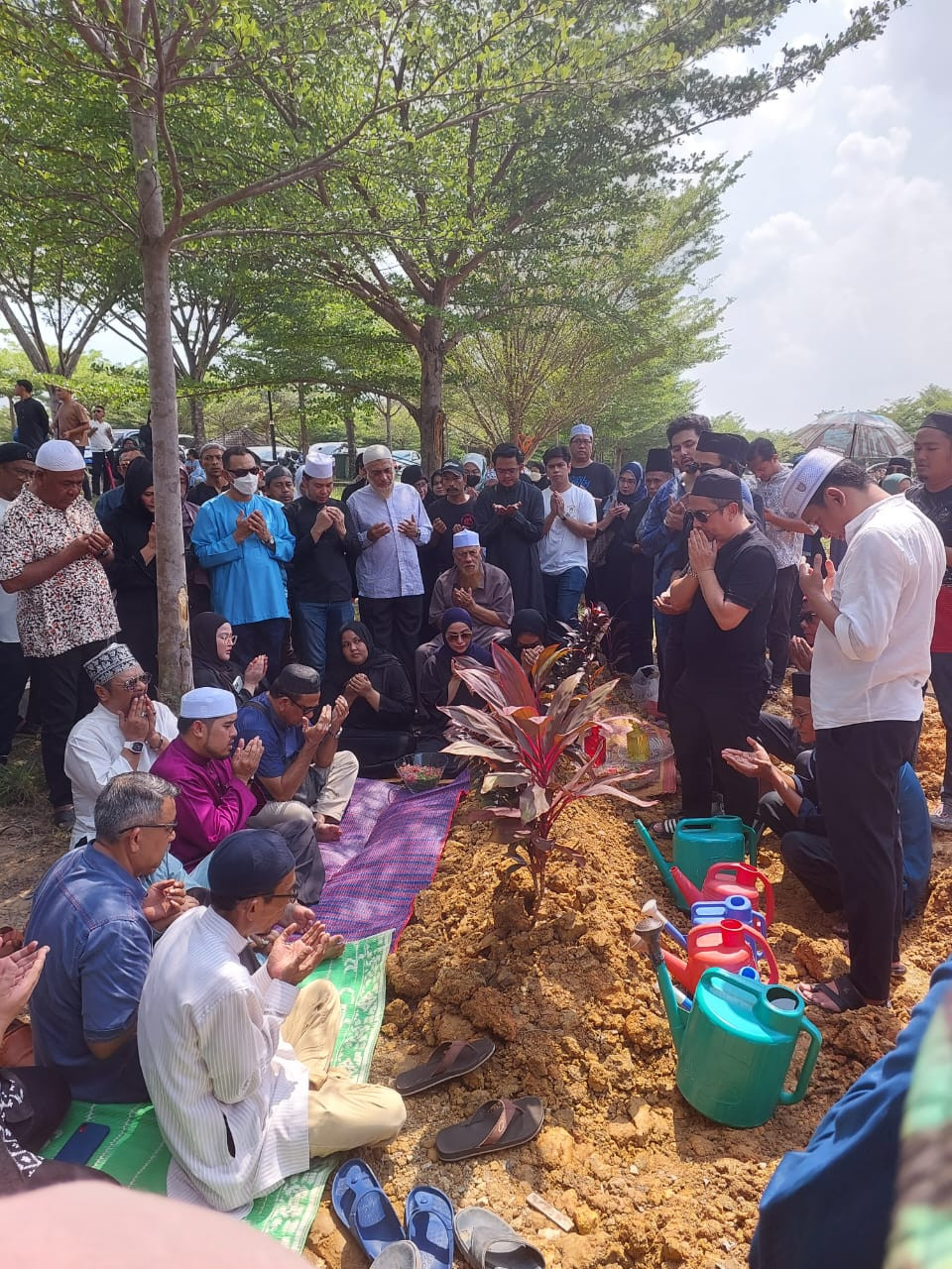 Pengebumian turut dihadiri oleh saudara mara serta rakan selebriti. - Gambar Helmi Anuar