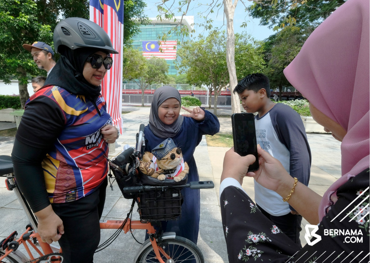 Orang ramai tidak melepaskan peluang untuk bergambar dengan King Oyen pada hari ketiga raptai separa perbarisan dan perarakan Hari Kebangsaan 2023 hari ini. - gambar BERNAMA