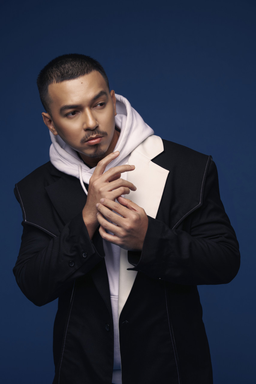 Kmy berkata 21A menceritakan mengenai luahan hati serta semangat yang ingin dibawanya untuk kawan-kawan atau kenalan yang berasa diri mereka kerdil dalam memasuki pasaran muzik hip hop.