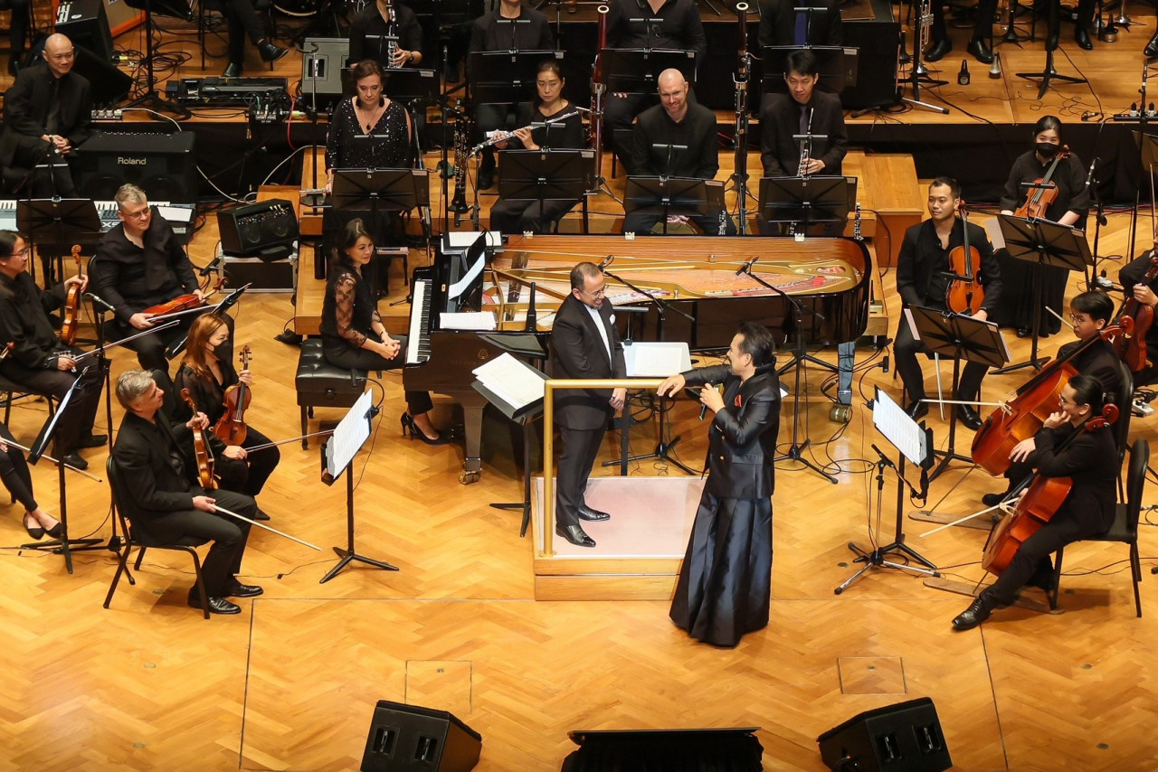 M Nasir berbicara sebentar dengan Ahmad Muriz Che Rose sebelum meneruskan konsert.