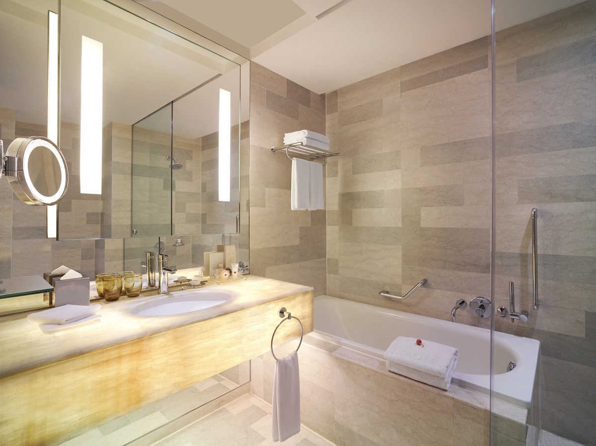 Kamar mandi - Gambar ihsan Traders Hotel Kuala Lumpur