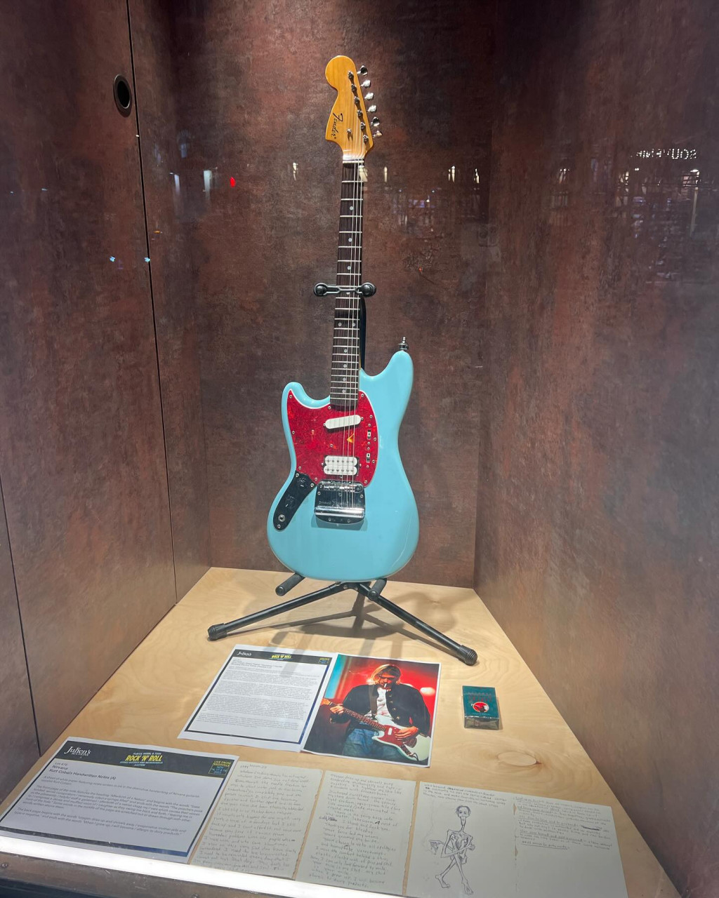 Skystang I dimainkan mendiang Cobain semasa jelajah terakhirnya dari 1993 hingga 1994. - gambar Julien's Auctions 