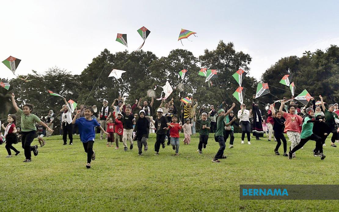 Antara peserta program 'Menerbangkan Layang-Layang Untuk Gaza'. - gambar BERNAMA