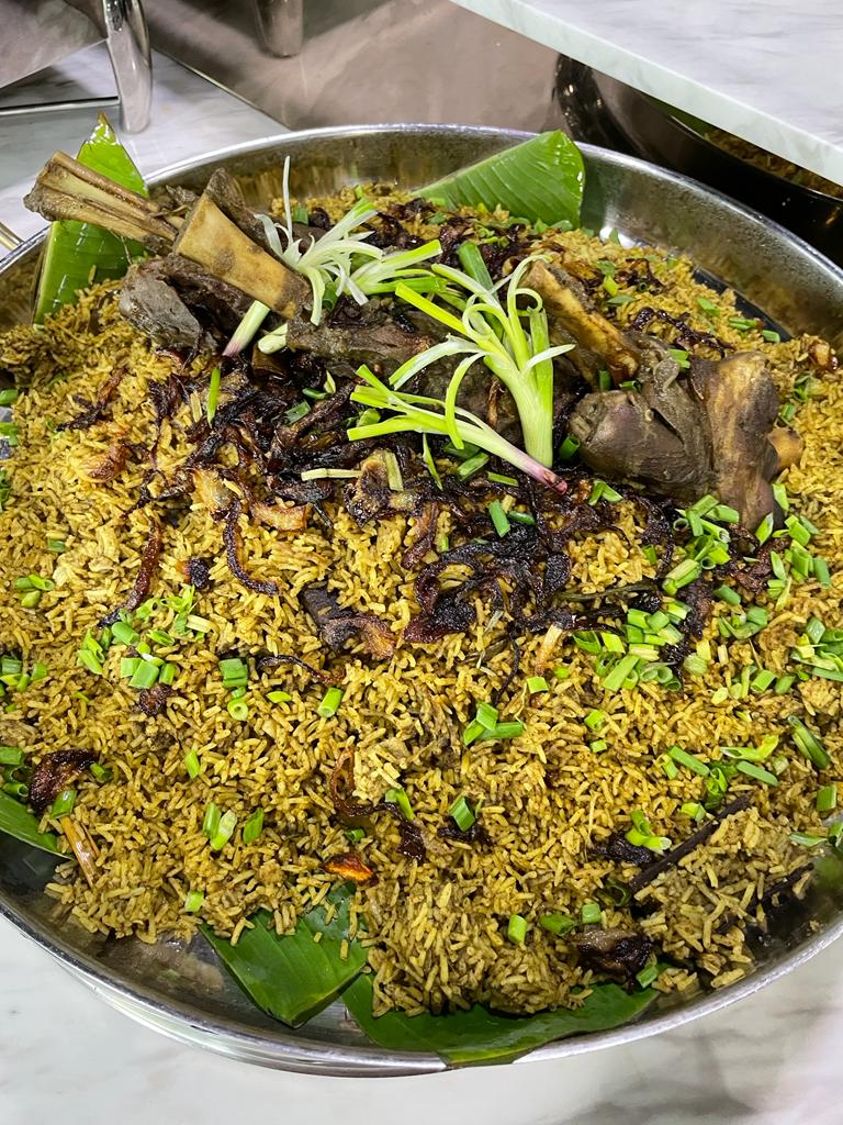 Antaranya hidangan yang memukau mata penulis dan enak adalah Nasi Mandi Kambing