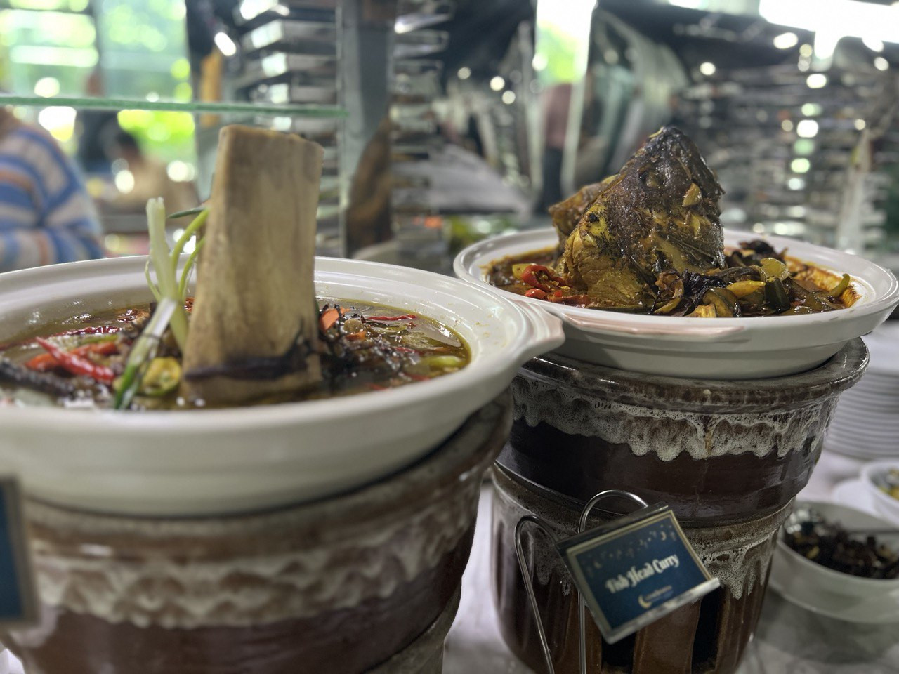 Melihat daripada menu yang dihidangkan, terdapat pelbagai jenis masakan sama ada tempatan mahupun dari negara serantau