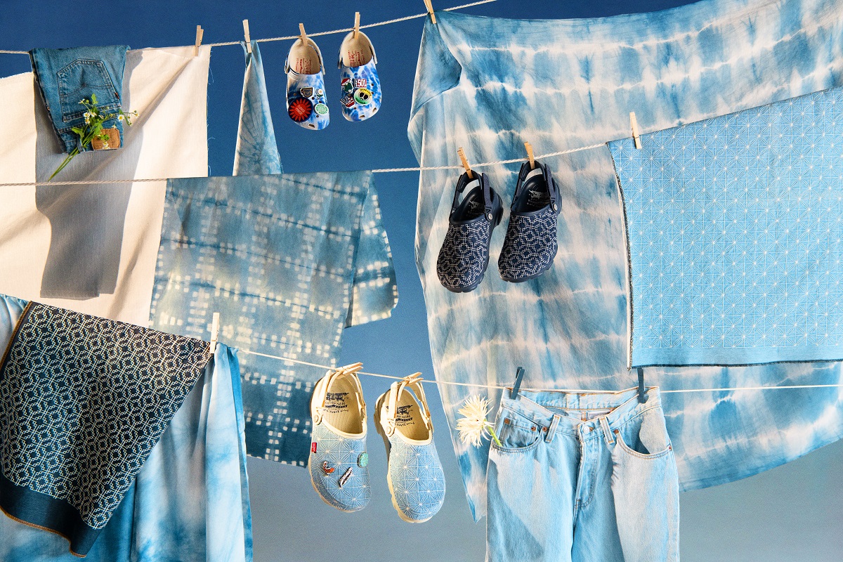 Pilihan kasut hasil kerjasama Crocs dan Levi's. gambar Levi's