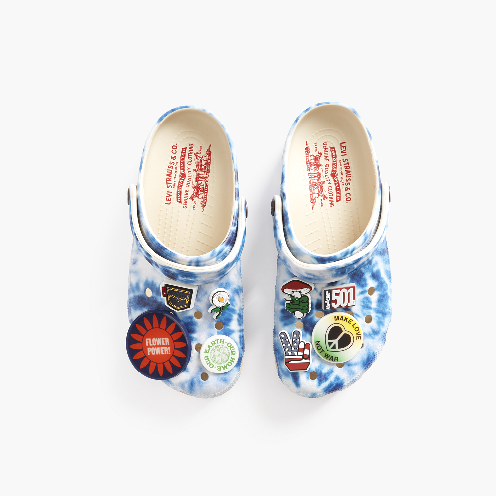 Salah satu kasut kasul hasil kerjasama Crocs dan Levi's. gambar Levi's