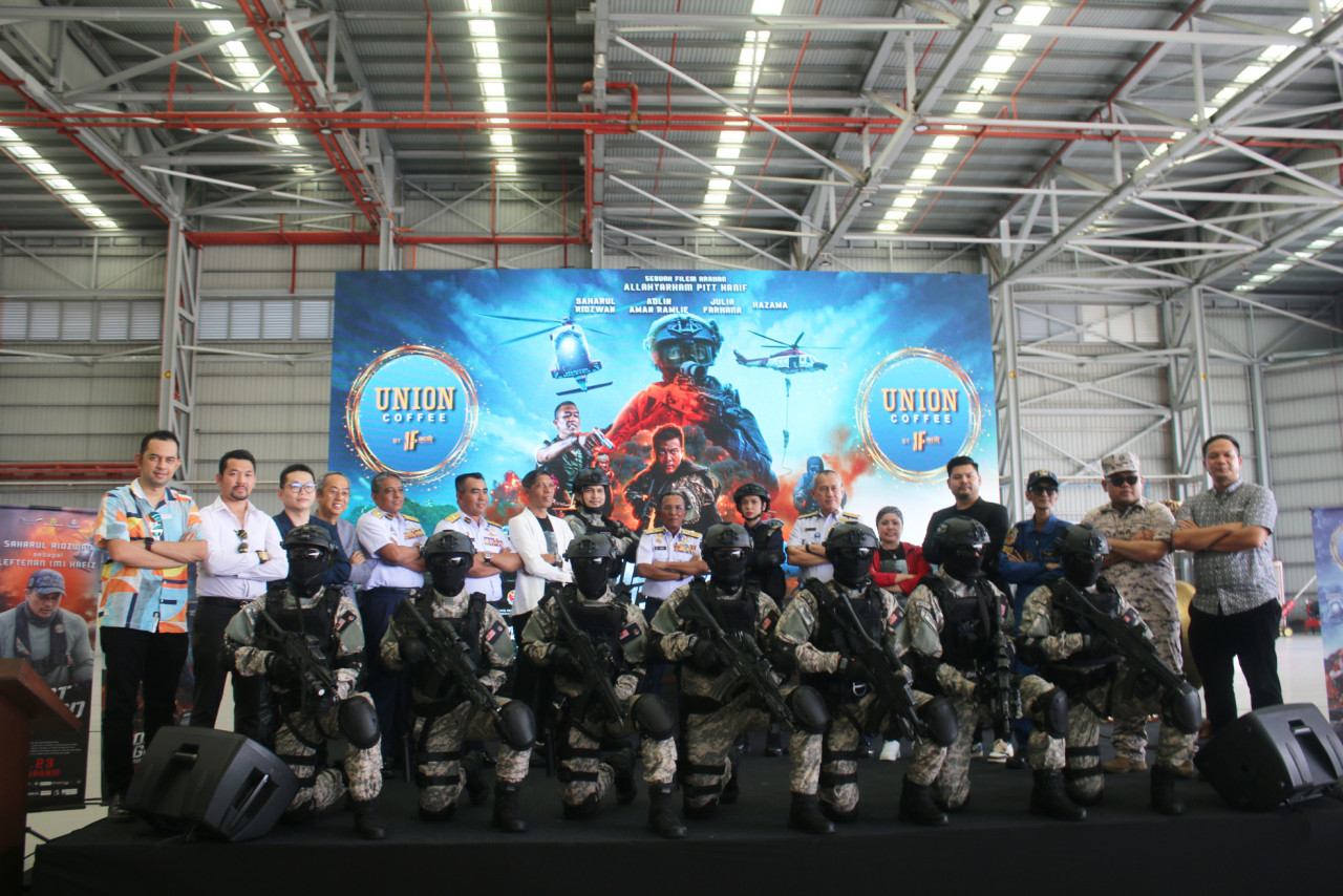 Barisan pelakon dalam filem Coast Guard - Gambar Flying Deals Sdn Bhd/Arie Zaharie Production