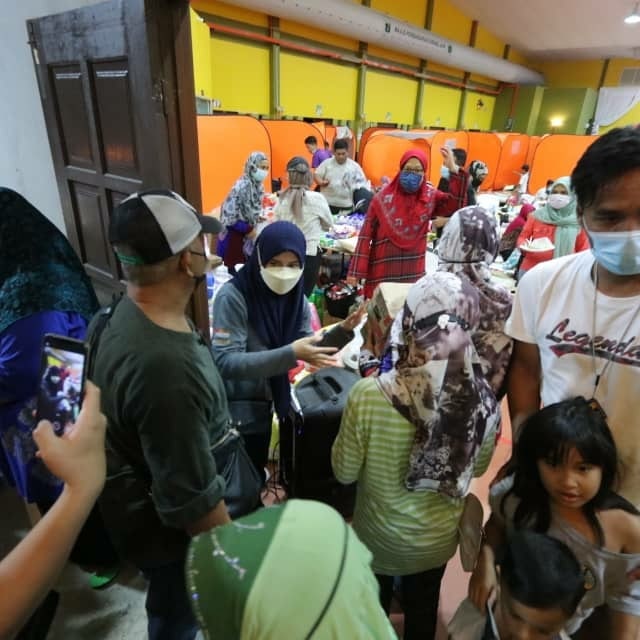 Mila antara selebriti terawal membantu mangsa banjir.