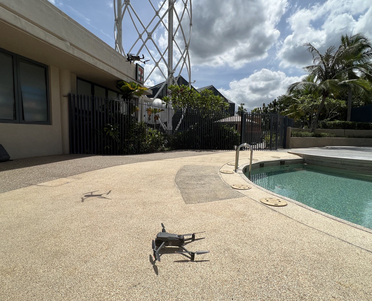 Mavic 3 Pro telah dinaik taraf dengan pemasangan tiga kamera optikal pertama di dunia yang dilengkapi kamera tele sederhana bersaiz 70mm