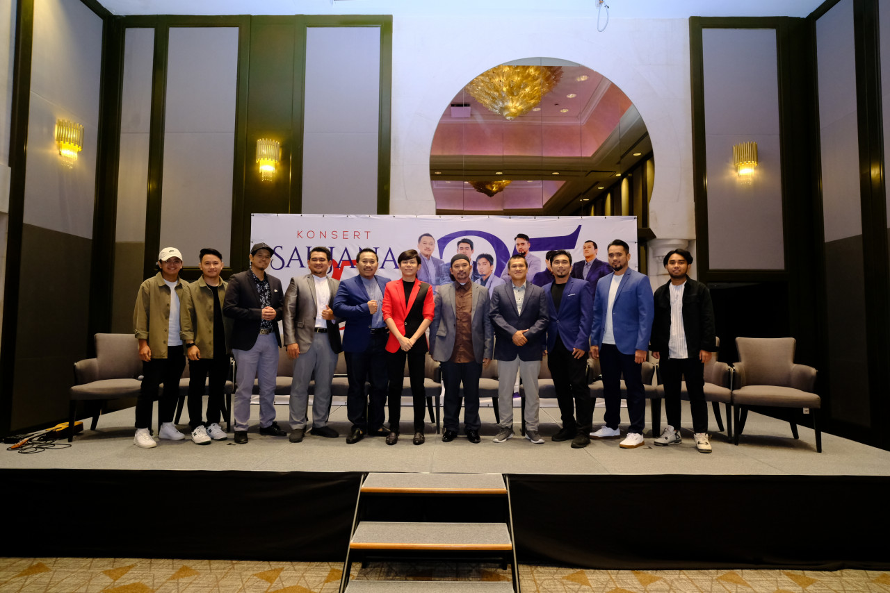 Barisan artis yang bakal menjayakan Konsert Saujana 25 Tahun, pada 5 Mac ini. - Gambar ihsan Scriptology Sdn Bhd 