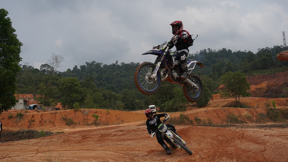 Madi menjadi jurulatih di sebuah bengkel latihan motorsikal.