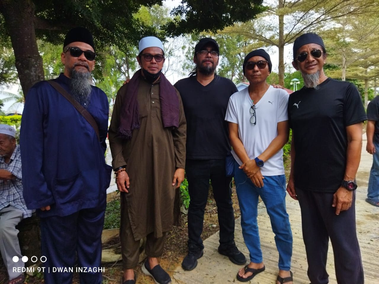 Sebahagian rakan penggiat seni yang turut hadir memberikan penghormatan terakhir. - Gambar Dwan Inzaghi