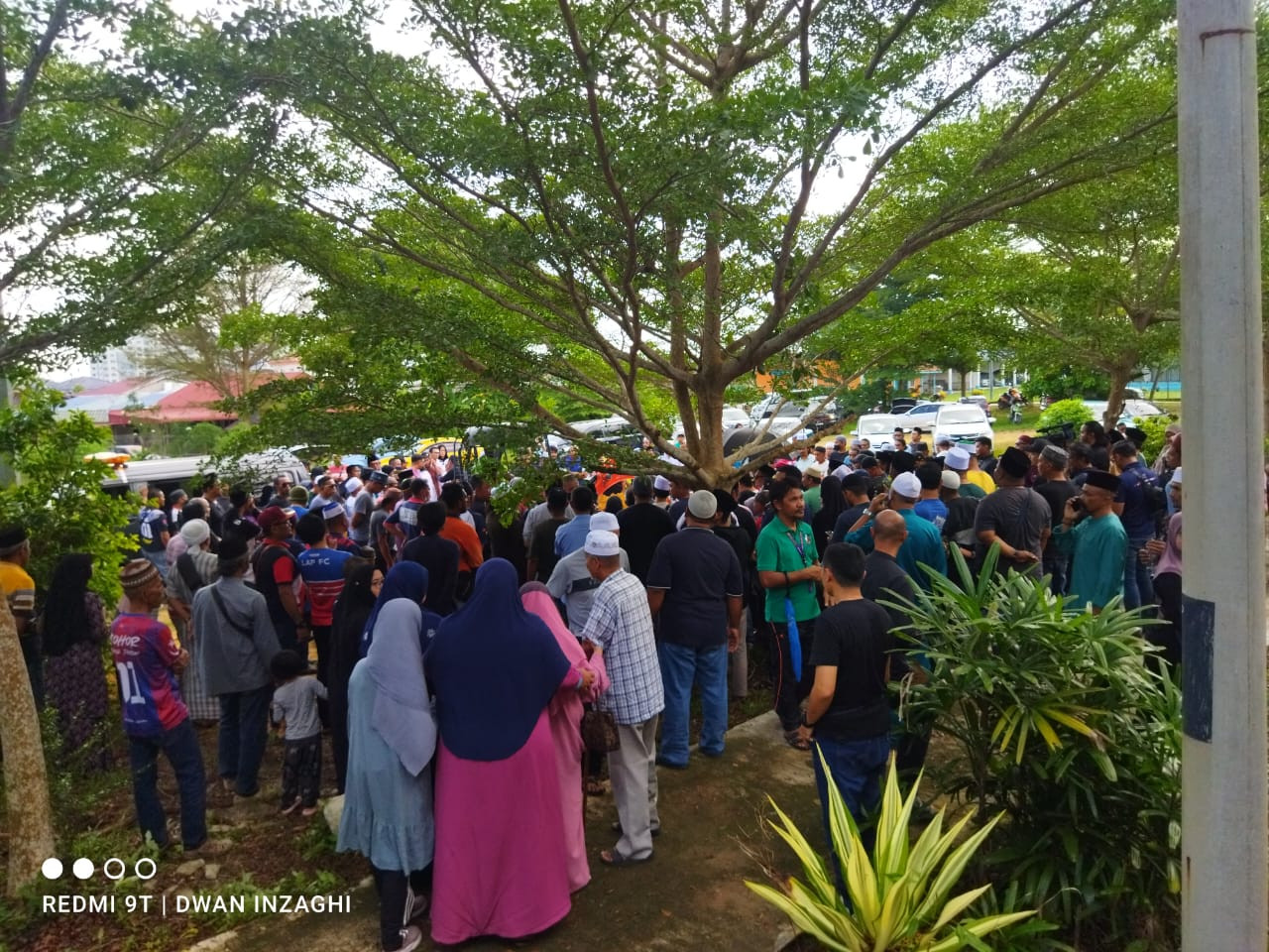 Pengebumian legenda metal rock ini dihadiri lebih 200 orang termasuk ahli keluarga, penggiat seni, peminat-peminat hardcore Mael serta fanclub XPDC. - Gambar Dwan Inzaghi