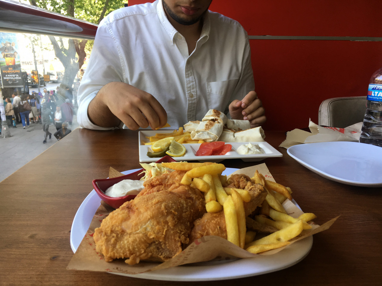 Ayam goreng yang ada di restoran Syria di Turki
