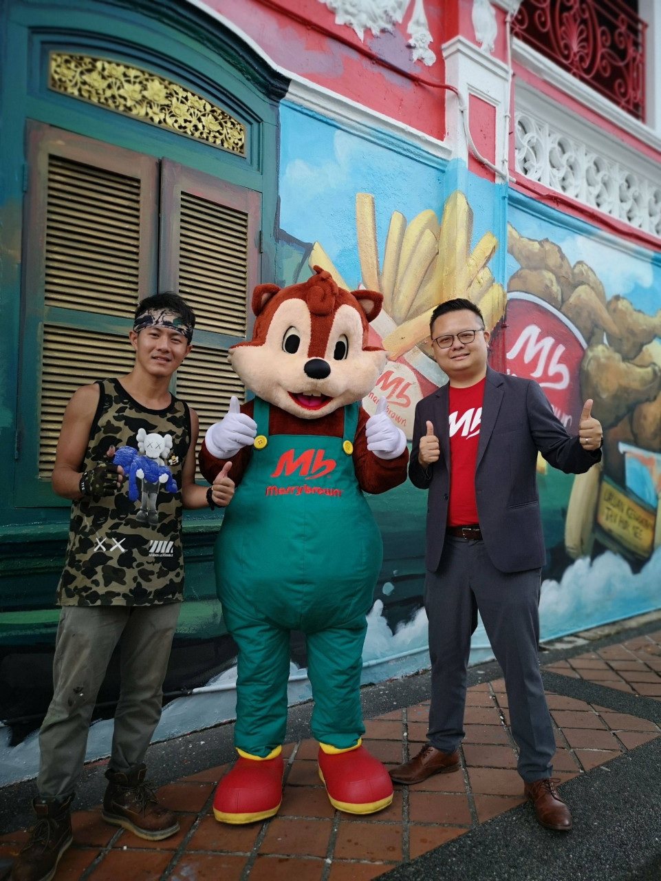 Sam Lim (kiri) berjaya menzahirkan mural menarik untuk tatapan pengunjung.