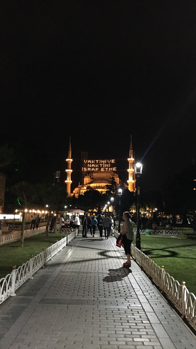 Lampu yang sentiasa diletakkan sewaktu bulan Ramadan yang bermaksud “Janganlah kita membuang masa”