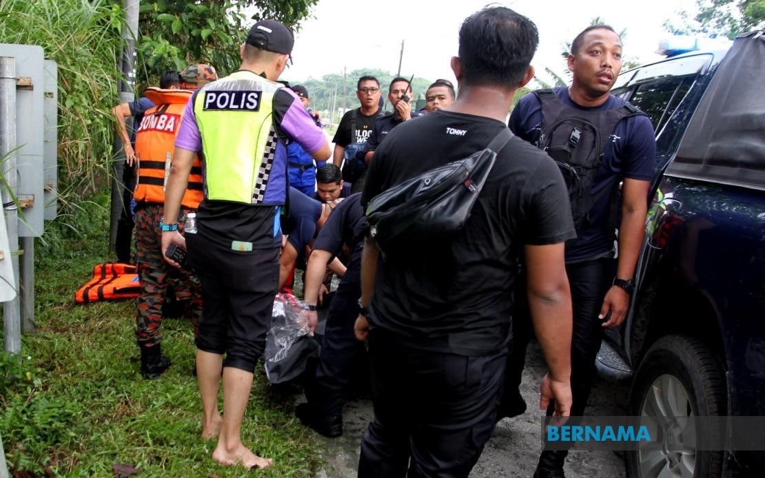 Mayat dua kanak-kanak mangsa kepala air selepas ditemui pasukan mencari dan menyelamat. - gambar BERNAMA