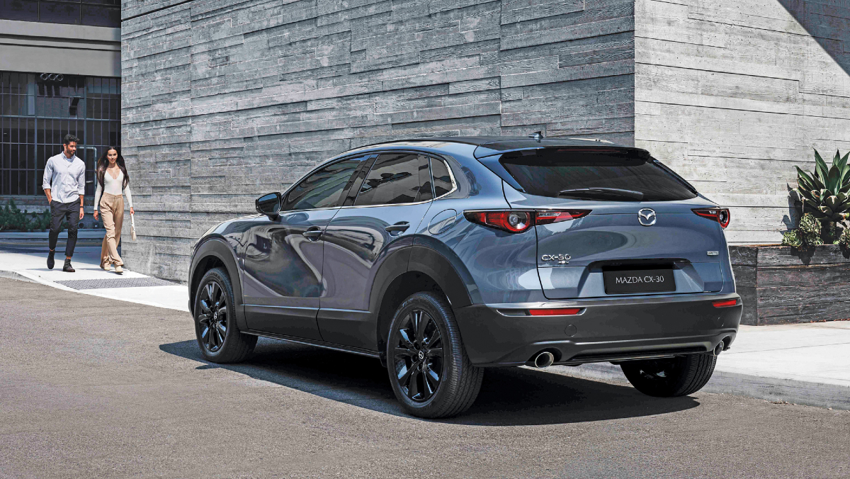Lampu isyarat membelok yang 'berdenyut' itu dipasangkan buat kali pertama pada Mazda CX-30, dan merupakan idea yang direka oleh Atsushi Yoshida iaitu ketua unit pembangunan lampu pengeluar tersebut.