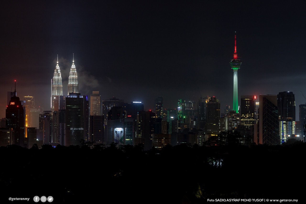 Pemandangan menarik Menara Kuala Lumpur yang dilimpahi lampu warna bendera Palestin.