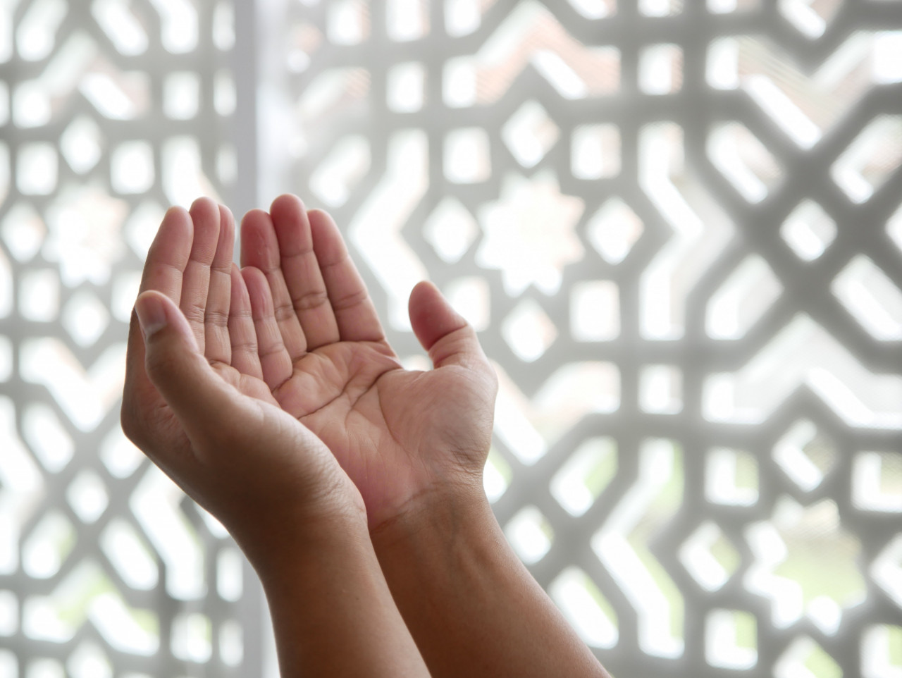 "Bangunlah anak-anakku daripada ‘tidurmu’, dan isi hari-hari kamu dengan kerja yang berfaedah juga terus beribadah" - Gambar hiasan Unsplash