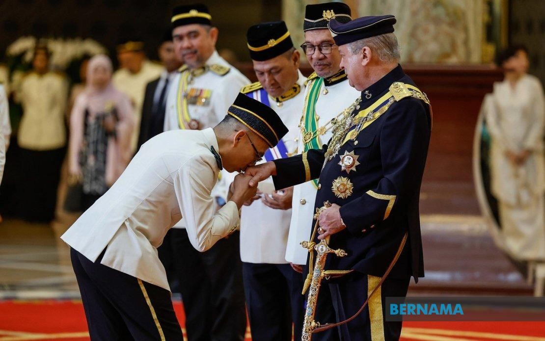 Menteri Komunikasi, Fahmi Fadzil ketika bersalaman dengan Yang di-Pertuan Agong, Sultan Ibrahim. - gambar BERNAMA
